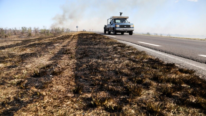 Entre el martes y el jueves el fuego llegó muy cerca de la ruta. 