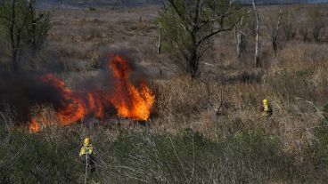 Bomberos realizaron un contrafuego y un cortafuego en el kilómetro 19 de la ruta 174.