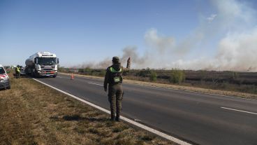 Gendarmería advirtiendo a los conductores que bajen la velocidad por la presencia del humo.