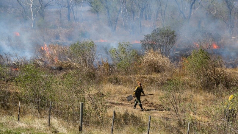El fuego controlado por bomberos.