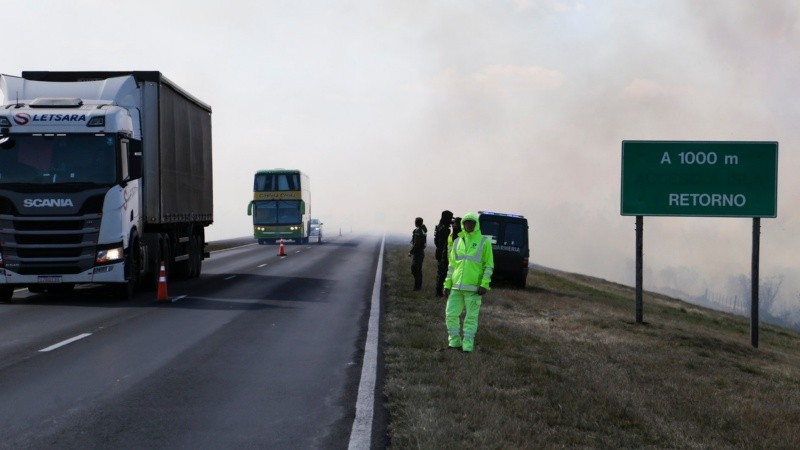 Gendarmería y Vialidad controlaban el paso de los vehículos en el sector del cortafuegos. 