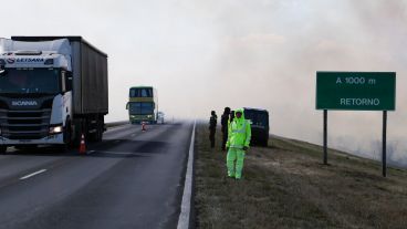 Gendarmería y Vialidad controlaban el paso de los vehículos en el sector del cortafuegos.