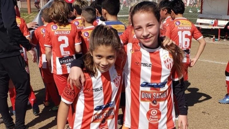 Paula con una de sus compañera de Cañuelas.