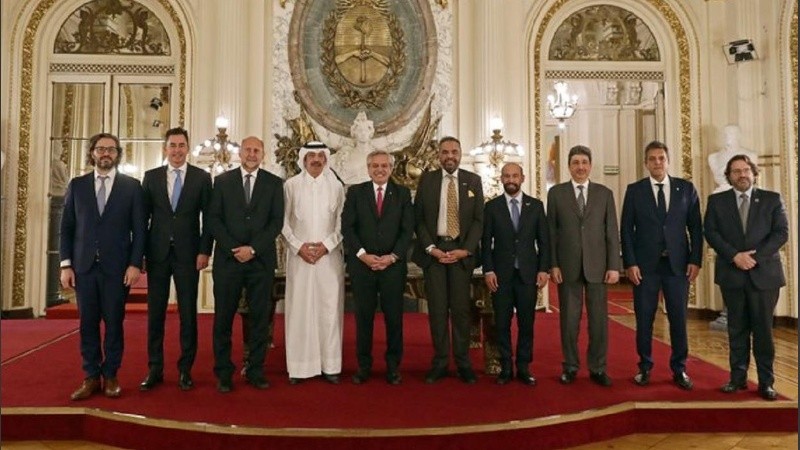 Perotti con el presidente Alberto Fernández, el ministro de Economía Sergio Massa, el vicegobernador cordobés y representantes del Estado de Kuwait.