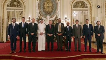 Perotti con el presidente Alberto Fernández, el ministro de Economía Sergio Massa, el vicegobernador cordobés y representantes del Estado de Kuwait.