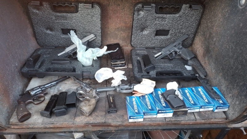 La policía secuestró cinco armas de fuego con sus respectivos cargadores y municiones.