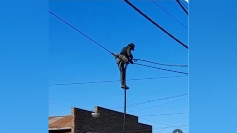 El hombre robando el cable en alturas.
