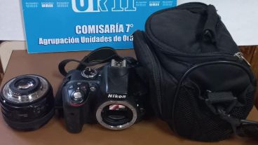 La cámara Nikon y el lente que fueron recuperados.