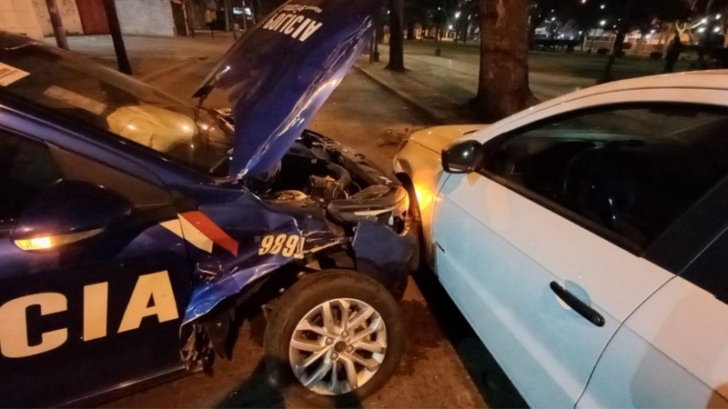 Un hombre de 25 años y un adolescente de 17 huyeron de la Policía pero fueron capturados luego de chocar en Superí y Rondeau.