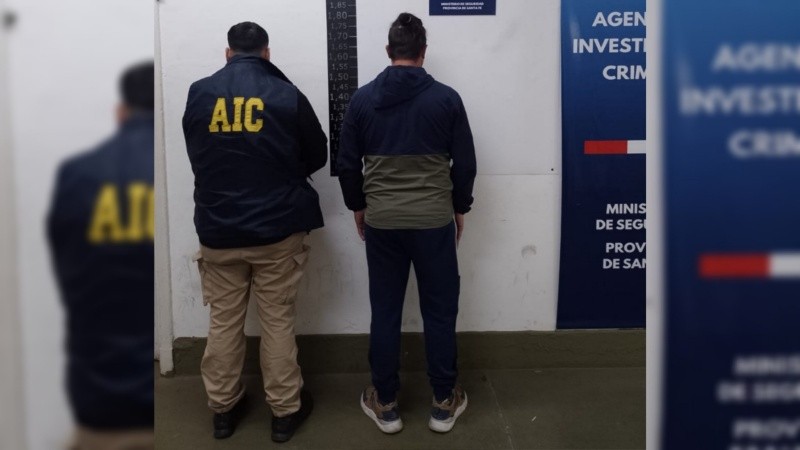 La persona detenida confesó que hizo una falsa denuncia de robo para cobrar el seguro y después le ofreció dinero a la Policía.