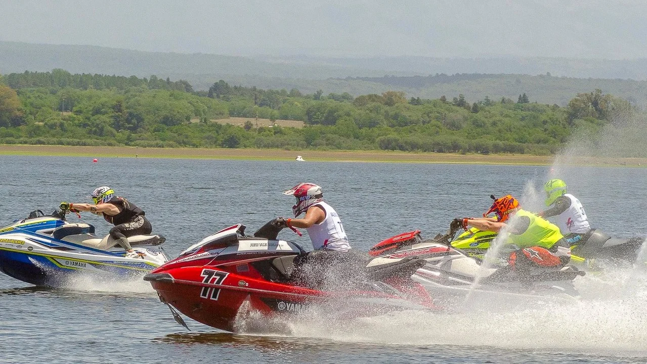 Un participante inesperado en la competencia del sudamericano de motonáutica. 
