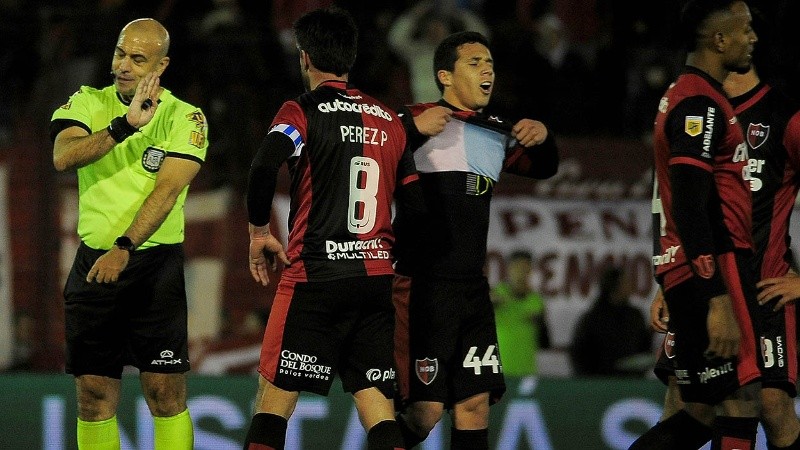 Panchito González se queja por el penal que le cobró Baliño y que decantó en el gol de Huracán.