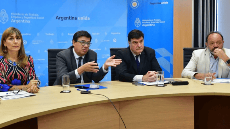 Funcionarios, gremialistas y empresarios se reúnen este lunes desde las 15.