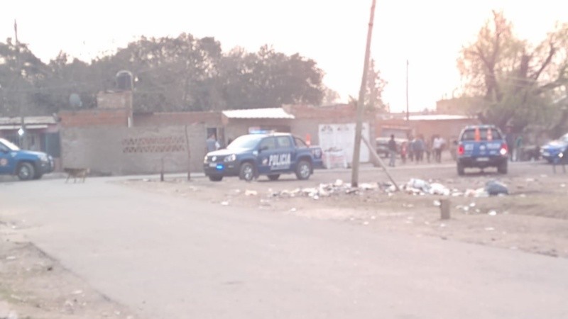 Los móviles policiales trabajaban este domingo a la tarde en la zona del crimen.