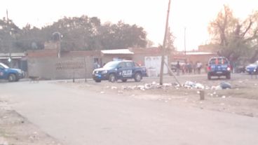Los móviles policiales trabajaban este domingo a la tarde en la zona del crimen.