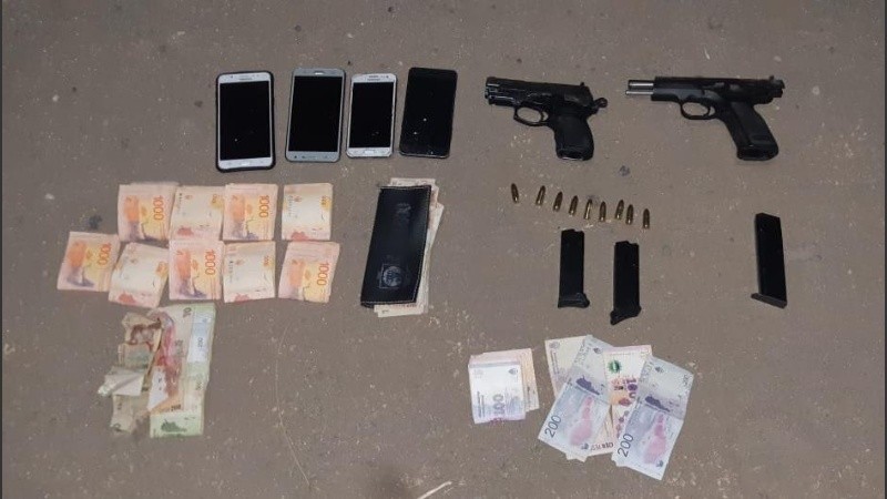 Las armas secuestradas durante el operativo.