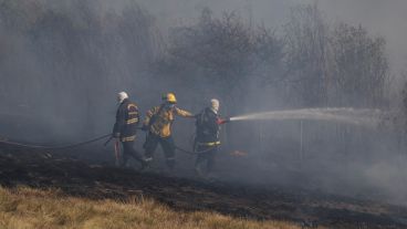“El fuego se está atacando y se está logrando retraer, pero hay nuevos focos", dijeron desde el operativo.