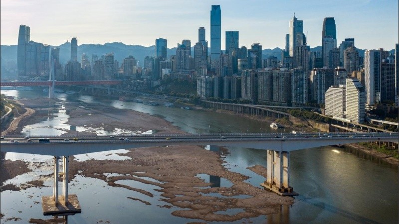 Vista aérea del río Jialing, en Chongqing, China.