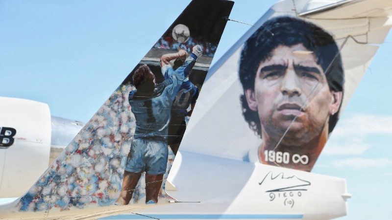 El avión en homenaje a Maradona ya está en Rosario.