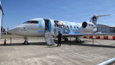 El avión en homenaje a Maradona ya está en Rosario.