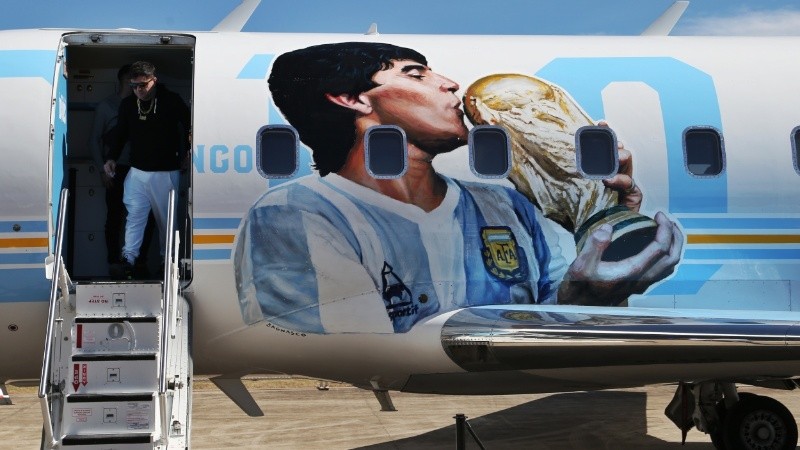 El avión en homenaje a Maradona ya está en Rosario.