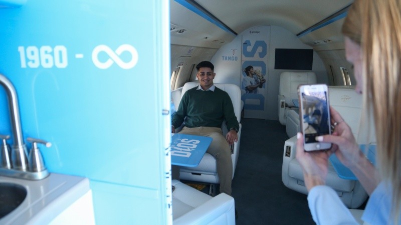 El avión tango D10S por dentro.