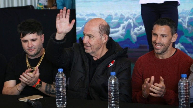 Bochini y Maxi Rodríguez juntos en Rosario este lunes.