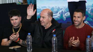 Bochini y Maxi Rodríguez juntos en Rosario este lunes.