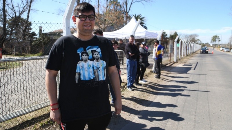 Fanáticos del Diego este lunes al mediodía en inmediaciones del aeropuerto para ver el avión. 