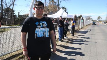 Fanáticos del Diego este lunes al mediodía en inmediaciones del aeropuerto para ver el avión.