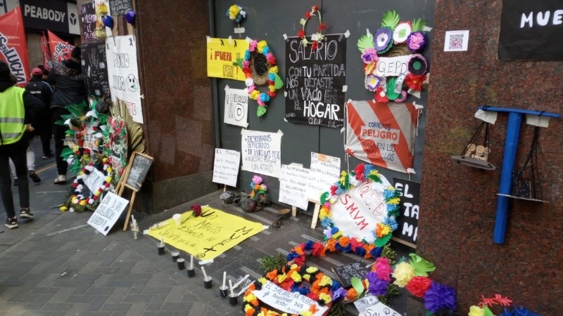 La representación del velorio al salario en la puerta de Anses Rosario