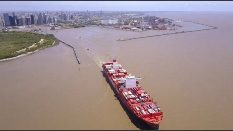 Con una fuerte desaceleración de las exportaciones, la balanza comercial argentina registró en julio un déficit de u$s437 millones.