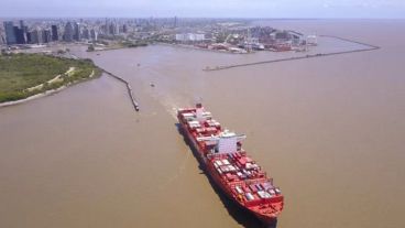 Con una fuerte desaceleración de las exportaciones, la balanza comercial argentina registró en julio un déficit de u$s437 millones.