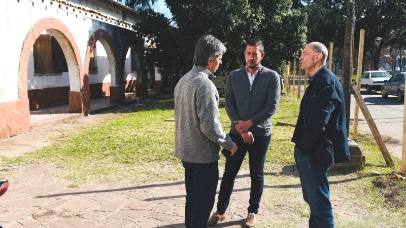 El intendente de Granadero Baigorria visitó el inicio de la restauración del Hogar Escuela.