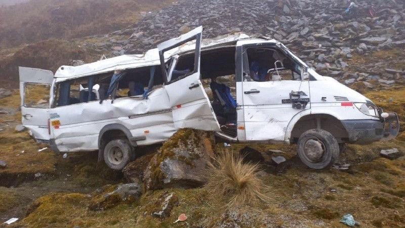 Así quedó el minibús blanco que llevaba a 19 turistas de regreso a la ciudad de Cusco.