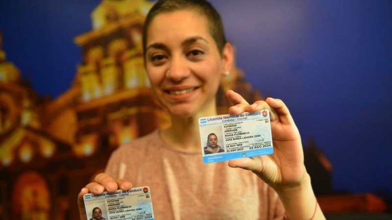 Flor con su nuevo carnet, sin estigmatización