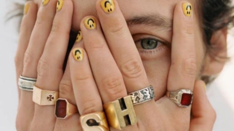 Su millonaria colección de anillos no pasa desapercibida