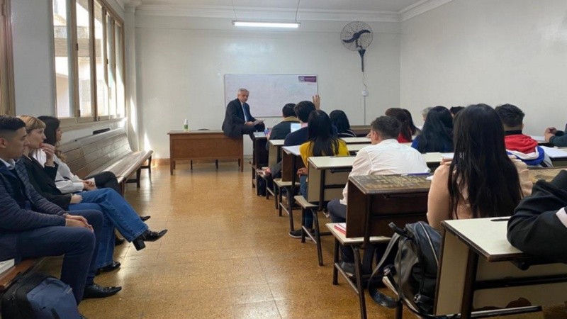 El presidente en un aula de la Universidad de Buenos Aires.
