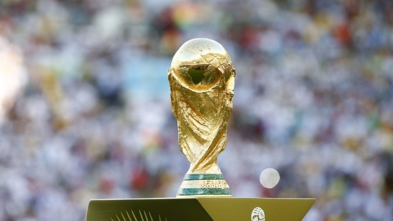 El trofeo de oro macizo pesa poco más de 6 kilos y visitará a los 32 países participantes de Qatar 2022.