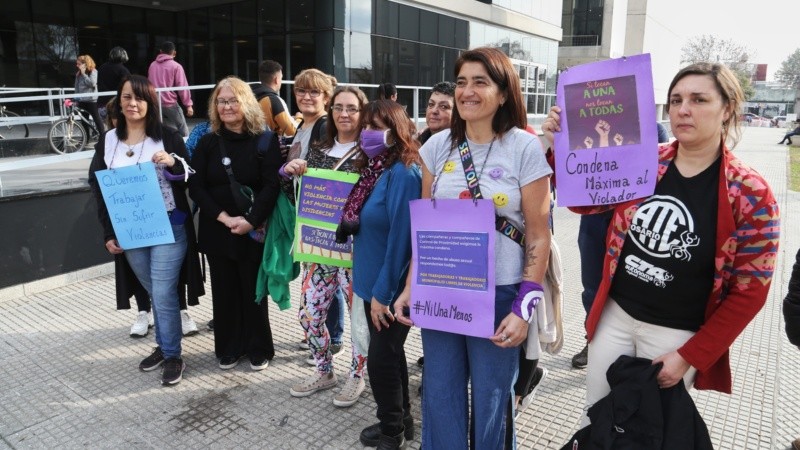 Compañeras de la mujer abusada en el Centro de Justicia Penal este jueves durante la audiencia