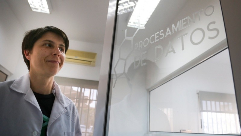 Lisa estudia cómo la bacteria se adapta para sobrevivir en el ser humano. 