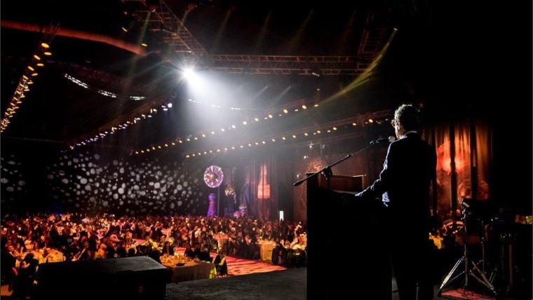 El presidente del BAR, Fernando Cáceres, habla en la cena de la entidad ante 1.100 empresarios y políticos.