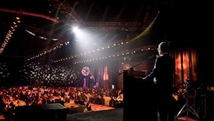 El presidente del BAR, Fernando Cáceres, habla en la cena de la entidad ante 1.100 empresarios y políticos.