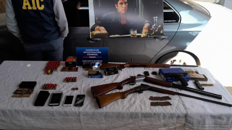 Armas, balas y parafernalia narco, parte del secuestro.