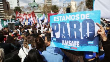 Los estatales y docentes se dieron cita en la plaza San Martín este martes a las 10.