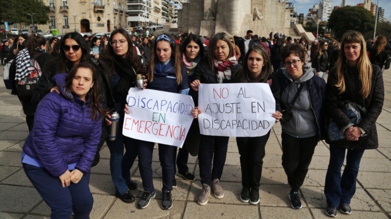 Reclaman actualización de honorarios y pago a tiempo de las prestaciones.