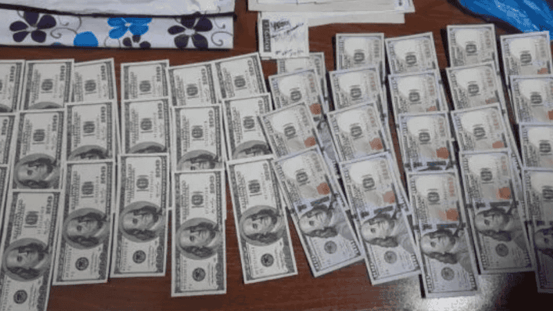 Dentro del bolso había 161 billetes de 100 dólares.