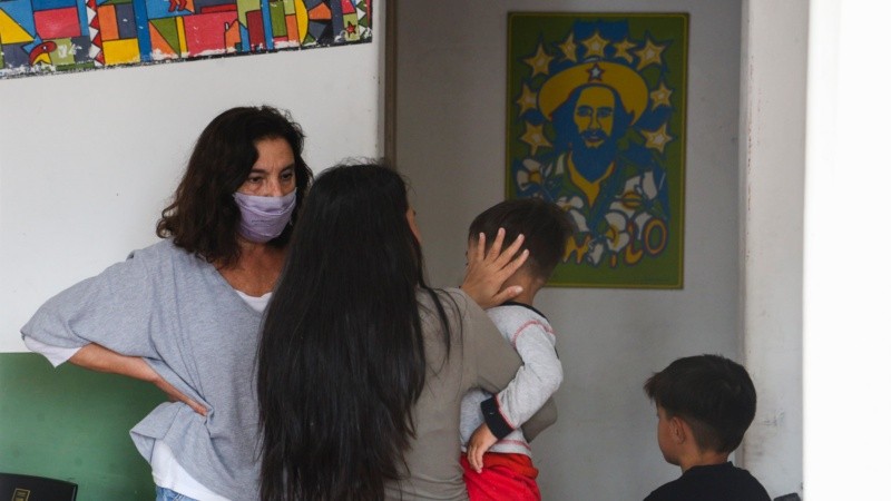 A la mañana y hasta el mediodía, funciona un centro de atención por consumo de drogas y otros trámites.