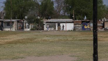 La "canchita de alambre", uno de los pocos espacios comunes del barrio hoy.