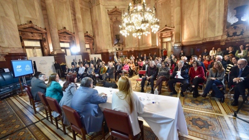 Los legisladores con la vicepresidenta.